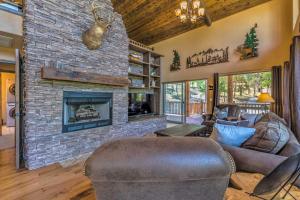 Χώρος καθιστικού στο Quiet Ruidoso Cabin with Deck and Private Hot Tub