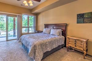 Ένα ή περισσότερα κρεβάτια σε δωμάτιο στο Quiet Ruidoso Cabin with Deck and Private Hot Tub