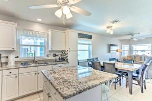 Una cocina o cocineta en Oasis House at The Nettles Island Resort!
