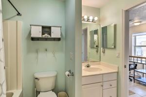 Un baño de Oasis House at The Nettles Island Resort!