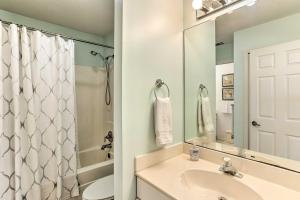 Un baño de Oasis House at The Nettles Island Resort!