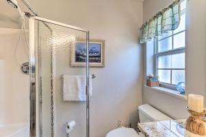 Un baño de Oasis House at The Nettles Island Resort!