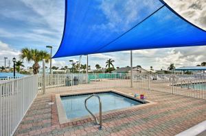 La alberca dentro o cerca de Oasis House at The Nettles Island Resort!