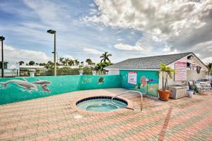 La alberca dentro o cerca de Oasis House at The Nettles Island Resort!