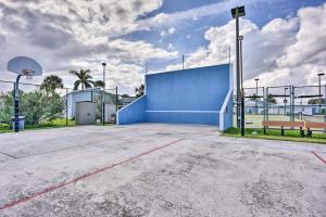 Instalaciones para jugar a tenis o squash en Oasis House at The Nettles Island Resort! o alrededores