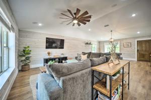 Televisyen dan/atau pusat hiburan di Gorgeous Cabin with Pergolas, Walk to River!