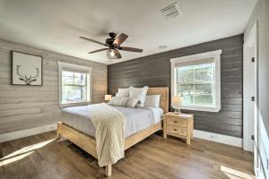 Katil atau katil-katil dalam bilik di Gorgeous Cabin with Pergolas, Walk to River!