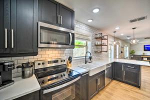 Dapur atau dapur kecil di Gorgeous Cabin with Pergolas, Walk to River!