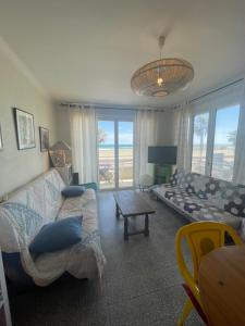 ein Wohnzimmer mit Sofa und Tisch in der Unterkunft DOMUS in Canet-en-Roussillon