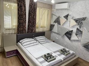 um quarto com uma cama grande num quarto em Apartment Dea em Burgas