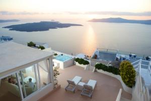 Imagem da galeria de Sunset View Villa Santorini - with Outdoor Jacuzzi em Firostefani