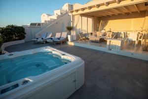 Bazén v ubytování Sunset View Villa Santorini - with Outdoor Jacuzzi nebo v jeho okolí