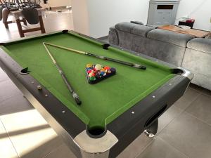 Τραπέζι μπιλιάρδου στο Magnifique corps de ferme rénové avec Jacuzzi