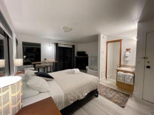 Fotografie z fotogalerie ubytování Waterfront Private Room With Hot Tub & Firepit v destinaci Ucluelet + 21 fotografií