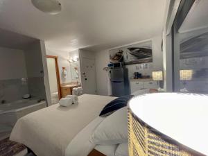 sypialnia z dużym łóżkiem z ręcznikami w obiekcie Private Room On Waterfront Property With Hot Tub Firepit - Sea Esta w mieście Ucluelet