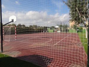 Tennis and/or squash facilities at Los Juncos or nearby