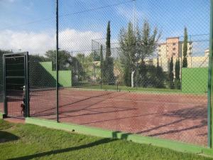 Tennis and/or squash facilities at Los Juncos or nearby