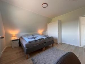 een kleine slaapkamer met een bed en een kast bij Schwalehof Gästewohnungen in Bönebüttel