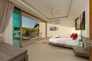 Fotografie z fotogalerie ubytování VILLA BATAM | Amazing 2fl pool villa 3 bedroom | Rawai beach v destinaci Rawai pláž