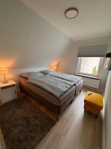 Un dormitorio con una cama grande y una ventana en Schwalehof Gästewohnungen, en Bönebüttel