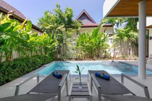 Bazén v ubytování VILLA BATAM | Amazing 2fl pool villa 3 bedroom | Rawai beach nebo v jeho okolí