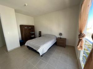 - une chambre avec un lit et une commode dans l'établissement Casa Playa Turquesa, à Playa del Carmen