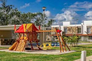 une aire de jeux en face d'une piscine dans l'établissement Casa Playa Turquesa, à Playa del Carmen