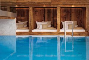 Zimmer mit Pool neben einem Haus in der Unterkunft ADLER HÄUSERN Gourmet & Spa Hotel in Häusern