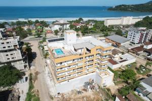 an overhead view of a building on the beach at Top das Toninhas – Apto c/ Ar e Vista Mar e roupa de cama in Ubatuba