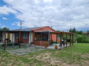 una casa con una motocicleta estacionada frente a ella en Cabañas Campo Quijano - Desértico en Salta