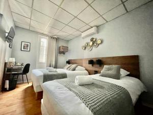 Postel nebo postele na pokoji v ubytování Hotel Le Rochegude