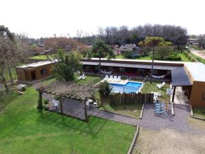 eine Luftansicht eines Hauses mit Garten und Pool in der Unterkunft Tierra Mansa - Posada de Campo & Spa - Piscina Climatizada in Marcos Paz