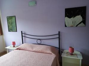 アルゲーロにあるB&B Valli Verdiのベッドルーム1室(ベッド1台、赤いキャンドル付きのテーブル2台付)