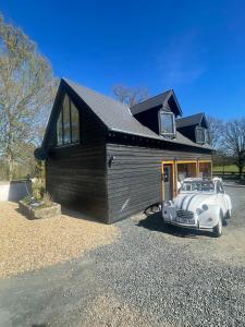 ein Haus mit einem davor geparkt in der Unterkunft The Sans Souci Estate - The Chalet 