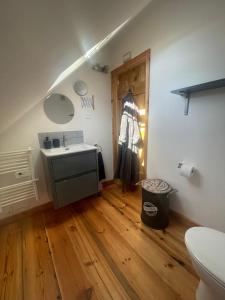 Ένα μπάνιο στο The Sans Souci Estate - The Chalet Studio Apartment, Adults Only