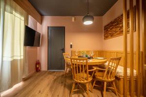 Televízia a/alebo spoločenská miestnosť v ubytovaní Paradisio Baby & Kinder Hotel