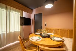 comedor con mesa de madera y sillas en Paradisio Baby & Kinder Hotel en Stavros