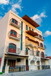 L'ver Hotel في Somoto: مبنى فيه بلكونات جنبه