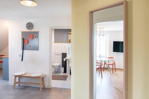 Habitación con espejo y comedor con mesa. en Bauhaus Apartment - Netflix & Wifi en Chemnitz