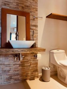 A bathroom at Hotel Manglar Suites