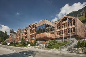 een groot gebouw met veel ramen aan een straat bij Tenne Lodges in Racines