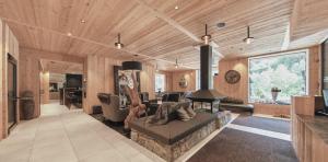 a living room with a couch and a fireplace at Tenne Lodges in Racines