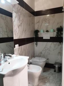 a bathroom with a white sink and a toilet at Elegante e spazioso bilocale in zona Certosa (FI) in Florence