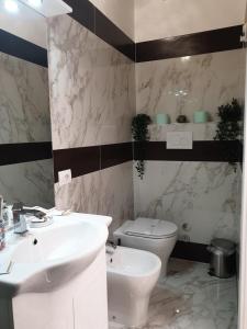 łazienka z białą umywalką i toaletą w obiekcie Elegante e spazioso bilocale in zona Certosa (FI) we Florencji