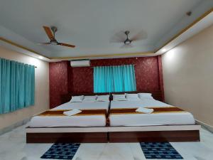 Ένα ή περισσότερα κρεβάτια σε δωμάτιο στο ICONIC Hotel Digha