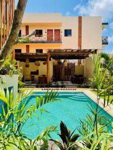 una piscina frente a una casa en Hotel Manglar Suites en Mahahual