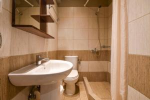 Ванная комната в Zinozis Beach Apartments