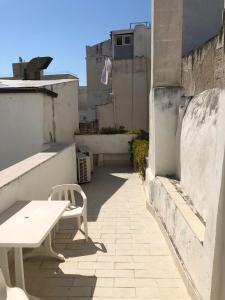 un patio con tavolo e sedie su un edificio di Rocca Sul Mare Hotel a Vieste