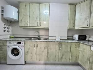 Kuchyň nebo kuchyňský kout v ubytování Apartamento Playa Velilla Park II