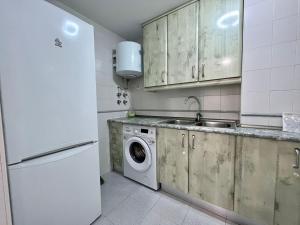 Kuchyň nebo kuchyňský kout v ubytování Apartamento Playa Velilla Park II